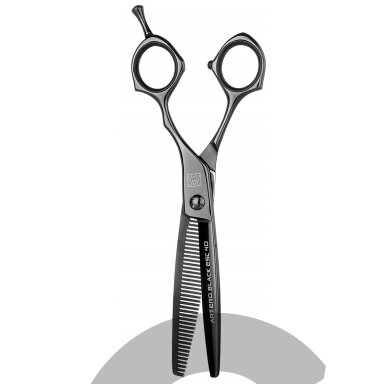 „Artero Black Thinning 40T 6,5“- profesionalios, vienpusės filiravimo žirklės, pagamintos iš japoniško plieno, padengtos titano danga.Turi 40 dantukų. „Artero Black Thinning 40T 6,5“- profesionalios, vienpusės filiravimo žirklės, pagamintos iš japoniško plieno, padengtos titano danga.Turi 40 dantukų.