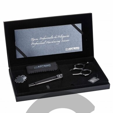 „Artero Black Thinning 40T 6,5“- profesionalios, vienpusės filiravimo žirklės, pagamintos iš japoniško plieno, padengtos titano danga.Turi 40 dantukų. 1 „Artero Black Thinning 40T 6,5“- profesionalios, vienpusės filiravimo žirklės, pagamintos iš japoniško plieno, padengtos titano danga.Turi 40 dantukų. 1