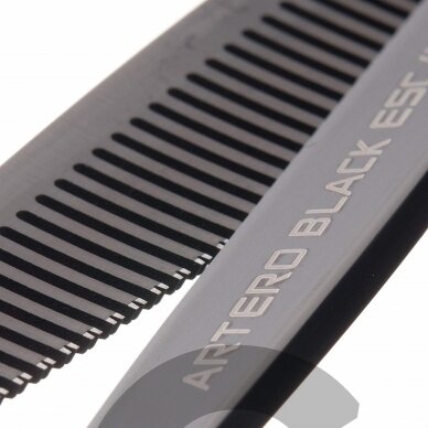 „Artero Black Thinning 40T 6,5“- profesionalios, vienpusės filiravimo žirklės, pagamintos iš japoniško plieno, padengtos titano danga.Turi 40 dantukų. 2 „Artero Black Thinning 40T 6,5“- profesionalios, vienpusės filiravimo žirklės, pagamintos iš japoniško plieno, padengtos titano danga.Turi 40 dantukų. 2