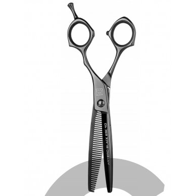 „Artero Black Thinning 40T 6,5“- profesionalios, vienpusės filiravimo žirklės, pagamintos iš japoniško plieno, padengtos titano danga.Turi 40 dantukų. „Artero Black Thinning 40T 6,5“- profesionalios, vienpusės filiravimo žirklės, pagamintos iš japoniško plieno, padengtos titano danga.Turi 40 dantukų.