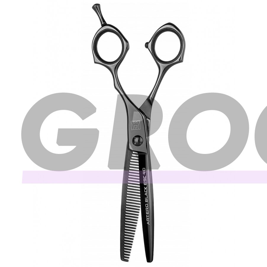 „Artero Black Thinning 40T 6,5“- profesionalios, vienpusės filiravimo žirklės, pagamintos iš japoniško plieno, padengtos titano danga.Turi 40 dantukų. „Artero Black Thinning 40T 6,5“- profesionalios, vienpusės filiravimo žirklės, pagamintos iš japoniško plieno, padengtos titano danga.Turi 40 dantukų.