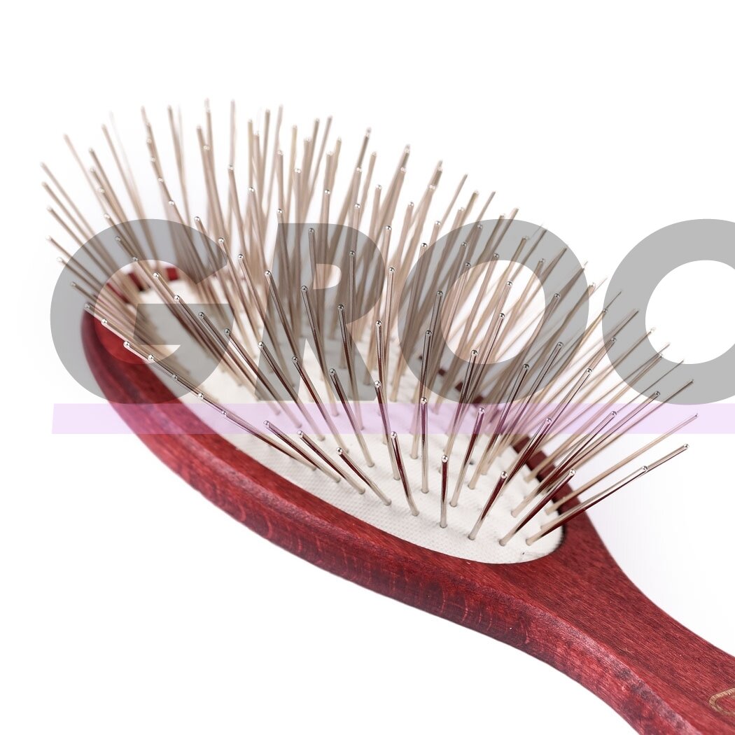 "Blovi Red Wood Pin Brush" - didelis, minkštas ir medinis šepetys su ilgais 30 mm metaliniais smeigtukais 2 "Blovi Red Wood Pin Brush" - didelis, minkštas ir medinis šepetys su ilgais 30 mm metaliniais smeigtukais 2