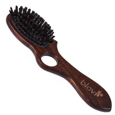 Blovi Brown Wood Brush 21 cm - mažas medinis šepetys su natūraliais šereliais ir skylute pirštui, skirtas trumpaplaukėms ir (arba) švelniaplaukėms veislėms Blovi Brown Wood Brush 21 cm - mažas medinis šepetys su natūraliais šereliais ir skylute pirštui, skirtas trumpaplaukėms ir (arba) švelniaplaukėms veislėms