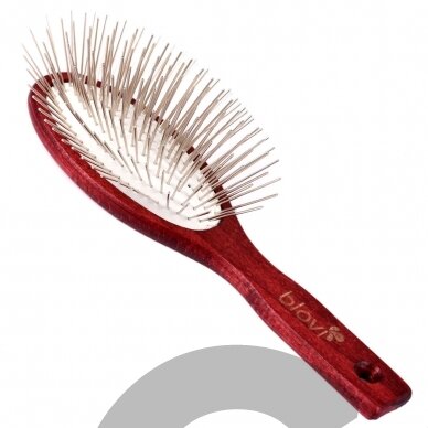 "Blovi Red Wood Pin Brush" - didelis, minkštas ir medinis šepetys su ilgais 30 mm metaliniais smeigtukais "Blovi Red Wood Pin Brush" - didelis, minkštas ir medinis šepetys su ilgais 30 mm metaliniais smeigtukais