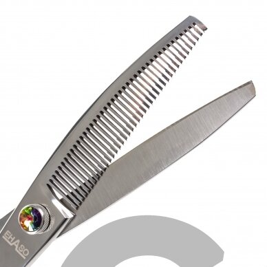 „Ehaso Revolution Curved Thinning 7“- profesionalios vienpusės išlenktos filiravimo žirklės, pagamintos iš aukščiausios kokybės, kieto japoniško plieno, 41 dantukai. „Ehaso Revolution Curved Thinning 7“- profesionalios vienpusės išlenktos filiravimo žirklės, pagamintos iš aukščiausios kokybės, kieto japoniško plieno, 41 dantukai.