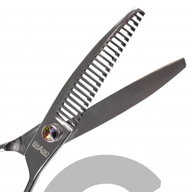 „Ehaso Revolution Curved Thinning 7,5“- profesionalios vienpusės išlenktos filiravimo žirklės, pagamintos iš aukščiausios kokybės kieto japoniško plieno, 23 dantukai. „Ehaso Revolution Curved Thinning 7,5“- profesionalios vienpusės išlenktos filiravimo žirklės, pagamintos iš aukščiausios kokybės kieto japoniško plieno, 23 dantukai.