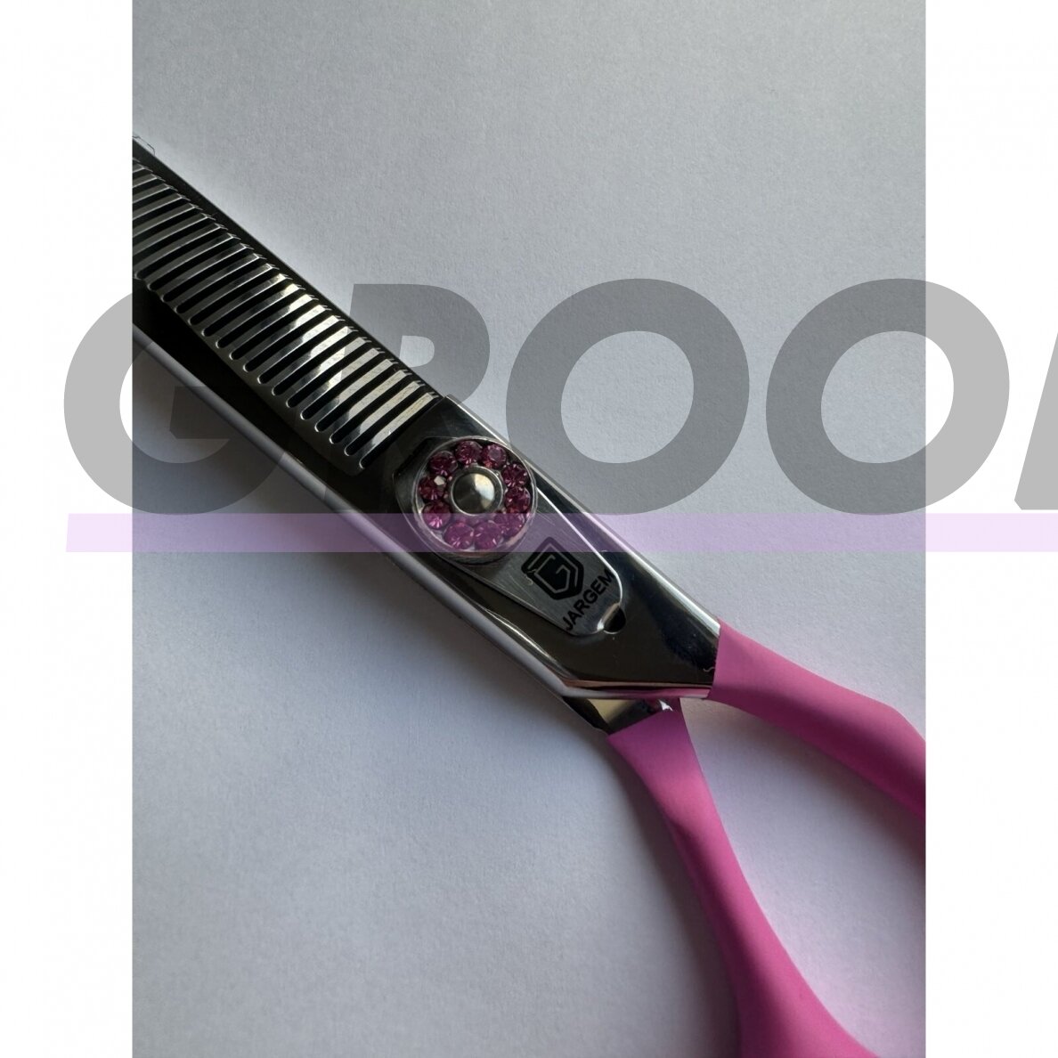 Jargem Fuchsia Thinning - vienpusės filiravimo žirklės su minkšta ir ergonomiška rankena bei dekoratyviniu varžtu- Dydis: 7 "- 50 2 Jargem Fuchsia Thinning - vienpusės filiravimo žirklės su minkšta ir ergonomiška rankena bei dekoratyviniu varžtu- Dydis: 7 "- 50 2