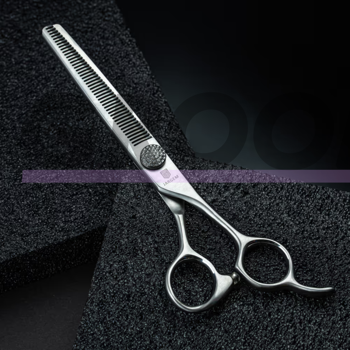 Jargem Mat Brilliant Blenders 6,5" – elegantiškos vienpusės filiravimo žirklės su dekoratyviniu varžtu, puoštu blizgiais akmenėliais, 45 dantukai. Jargem Mat Brilliant Blenders 6,5" – elegantiškos vienpusės filiravimo žirklės su dekoratyviniu varžtu, puoštu blizgiais akmenėliais, 45 dantukai.