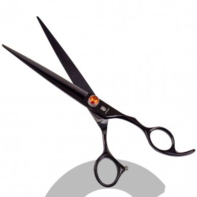 Jargem Black Straight Scissors 7,5" – tiesios priežiūros žirklės su ergonomiška rankena, dekoratyviniu varžtu ir juoda danga Jargem Black Straight Scissors 7,5" – tiesios priežiūros žirklės su ergonomiška rankena, dekoratyviniu varžtu ir juoda danga