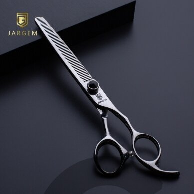 Jargem Black Thinning - elegantiškos vienpusės filiravimo žirklės su dekoratyviniu varžtu juodos spalvos - Dydis: 7 "- 50 dantukų Jargem Black Thinning - elegantiškos vienpusės filiravimo žirklės su dekoratyviniu varžtu juodos spalvos - Dydis: 7 "- 50 dantukų
