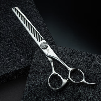 Jargem Mat Brilliant Blenders 6,5" – elegantiškos vienpusės filiravimo žirklės su dekoratyviniu varžtu, puoštu blizgiais akmenėliais, 45 dantukai. Jargem Mat Brilliant Blenders 6,5" – elegantiškos vienpusės filiravimo žirklės su dekoratyviniu varžtu, puoštu blizgiais akmenėliais, 45 dantukai.