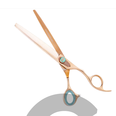 „Kenchii Rose Thinner 7,5"“ – profesionalios filiravimo žirklės gyvūnų kailio priežiūrai, „rose gold“ spalvos, su 54 dantukais ir mikrošlifavimu. 1 „Kenchii Rose Thinner 7,5"“ – profesionalios filiravimo žirklės gyvūnų kailio priežiūrai, „rose gold“ spalvos, su 54 dantukais ir mikrošlifavimu. 1
