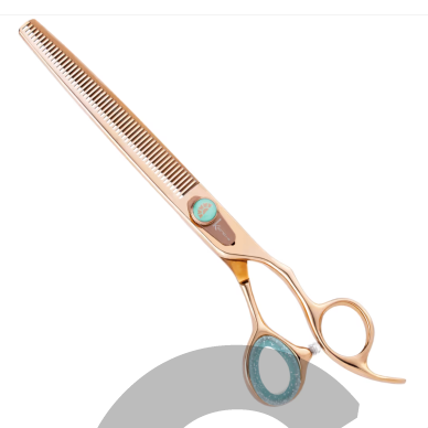 „Kenchii Rose Thinner 7,5"“ – profesionalios filiravimo žirklės gyvūnų kailio priežiūrai, „rose gold“ spalvos, su 54 dantukais ir mikrošlifavimu.