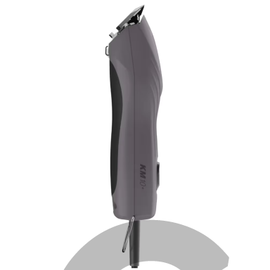 „Wahl KM10+“ - tyli ir galinga dviejų greičių mašinėlė su bešepetėliniu varikliu ir Nr. 10 kirpimo galvutė.  (2 mm)