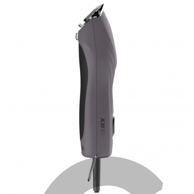„Wahl KM10+“ - tyli ir galinga dviejų greičių mašinėlė su bešepetėliniu varikliu ir Nr. 10 kirpimo galvutė.  (2 mm) 1